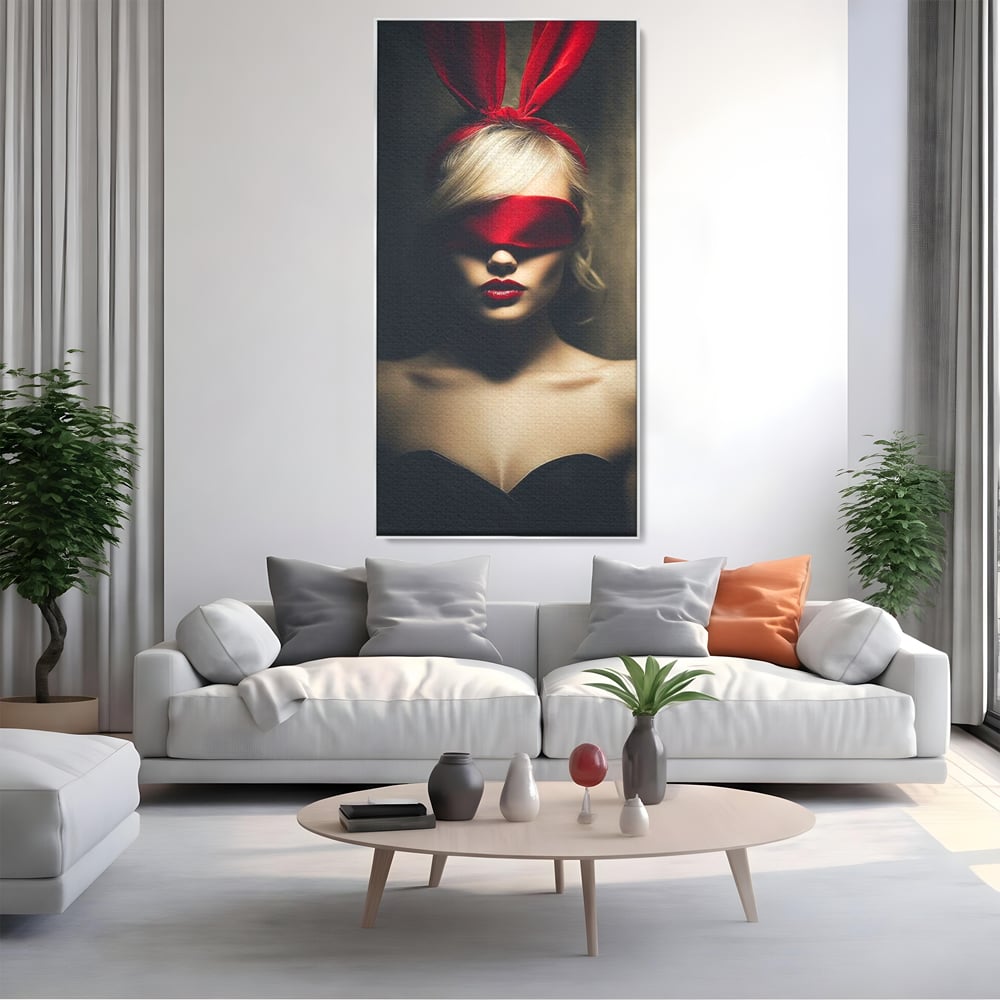 Tablou canvas cu tablou canvas cu femeie si urechi de iepuras, in rama de aluminiu argintiu, pe perete intr-un living